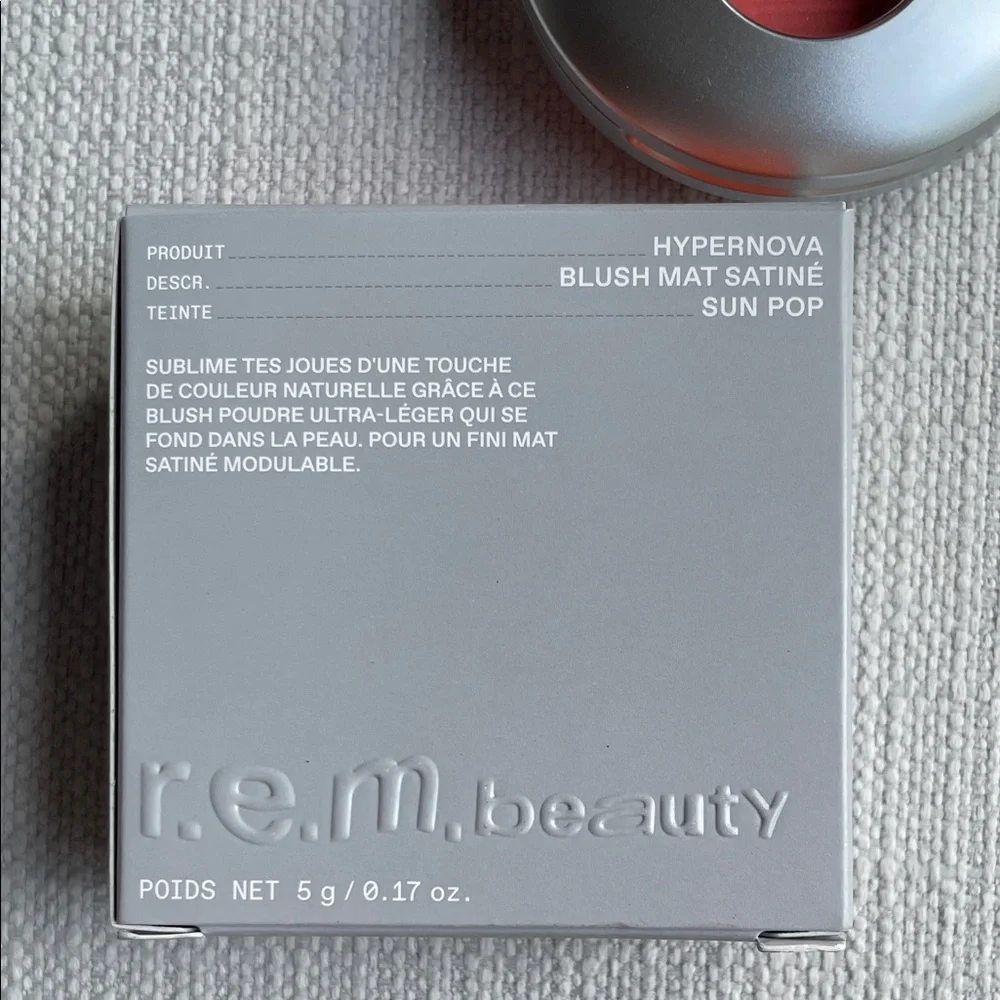 r.e.m. beauty Hyphenova Satin Matte Blush - Sun Pop